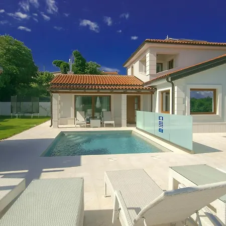 Modern Gloria With Pool In Novigrad Bužinija